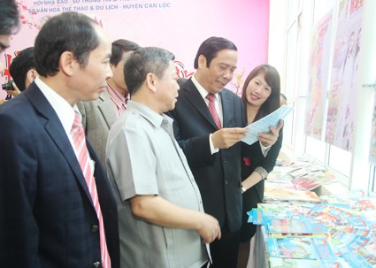 Lãnh đạo tỉnh xem gian trưng bày Hội Báo Xuân