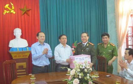 ...Tặng quà tết của tỉnh cho Công an Vũ Quang