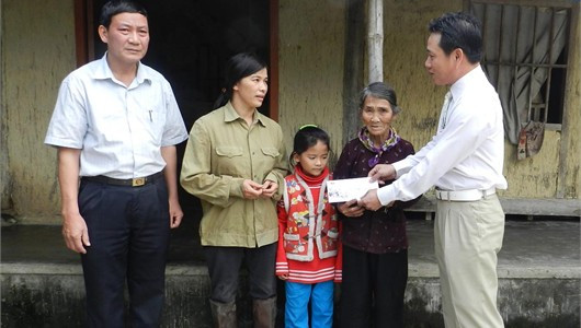 Công ty TNHH Xây dựng Đồng Tiến tặng quà cho gia đình chị Hà Thị Loan ở xã Thạch Vĩnh (Thạch Hà)