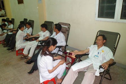 Các y, bác sỹ BV Đa khoa tỉnh hiến máu nhân đạo