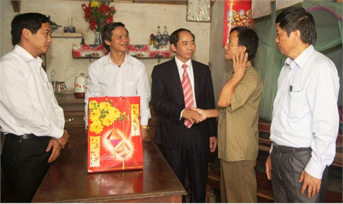 Phó Chủ tịch UBND tỉnh chúc tết và tặng quà thương binh hạng 1/4 Lê Văn Thành tại xóm 5, xã Sơn Trà, Hương Sơn...