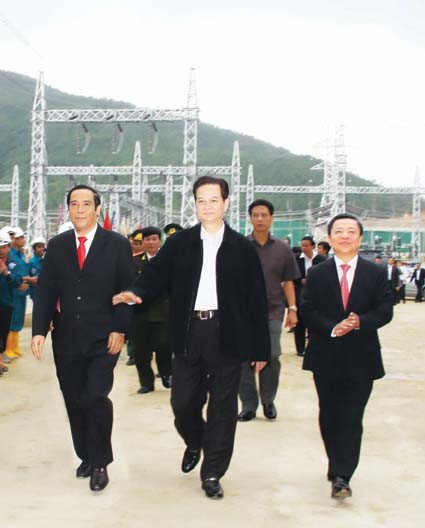 Thủ tướng Nguyễn Tấn Dũng, Bí thư Tỉnh ủy Nguyễn Thanh Bình và Chủ tịch UBND tỉnh Võ Kim Cự thăm công trường xây dựng nhà máy Nhiệt điện Vũng Áng 1