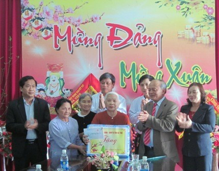 Đoàn Đại biểu Quốc hội tặng quà Tết cho đối tượng chính sách tại Trung tâm Bảo trợ xã hội Hà Tĩnh