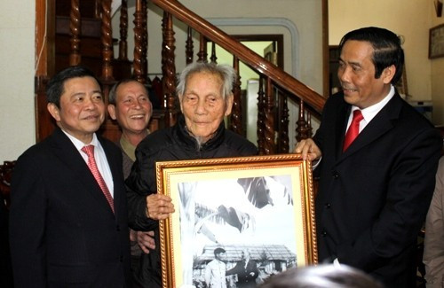 Bí thư Tỉnh ủy Nguyễn Thanh Bình, Chủ tịch UBND tỉnh Võ Kim Cự chúc Tết cụ Bùi Thưởng (cán bộ lão thành cách mạng) ở phường Bắc Hà (TP. Hà Tĩnh)