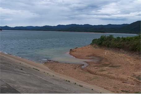 Dung tích hồ Kẻ Gỗ hiện mới đạt xấp xỉ 50% so với thiết kế, báo động thiếu nước tưới sản xuất trong năm 2013