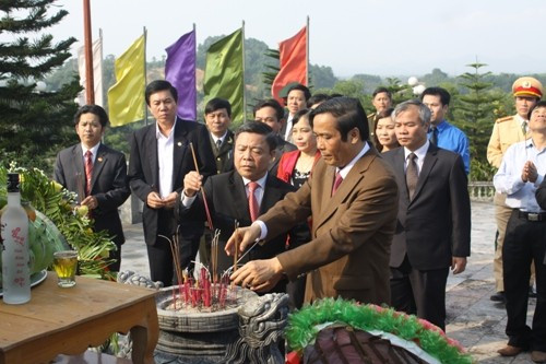 Lãnh đạo tỉnh dâng hương tại Nghĩa trang liệt sỹ quốc gia Nầm