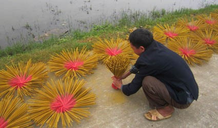 Bác Quỳnh với thao tác phơi hương