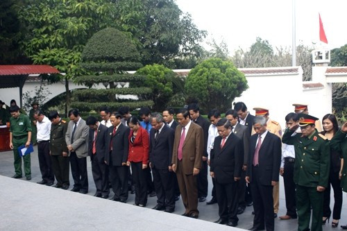 Dâng hương tại Khu di tích Ngã ba Đồng Lộc