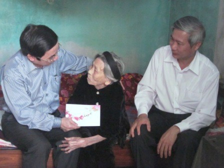 Tặng quà cho mẹ liệt sỹ Nguyễn Thị Niệm