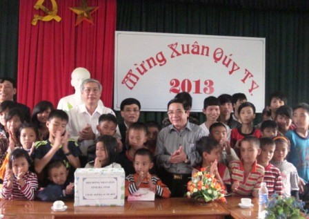 Trao quà cho các em ở làng trẻ SOS Hà Tĩnh