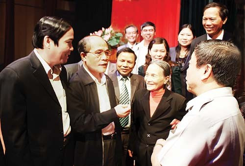 Chủ tịch Quốc hội Nguyễn Sinh Hùng cùng Bí thư Tỉnh ủy Nguyễn Thanh Bình, Chủ tịch UBND tỉnh Võ Kim Cự tiếp xúc cử tri tại huyện Nghi Xuân. Ảnh: Ngô Tuấn