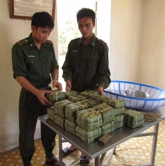 Những chiếc bánh chưng xanh tự tay các chiến sỹ biên phòng gói
