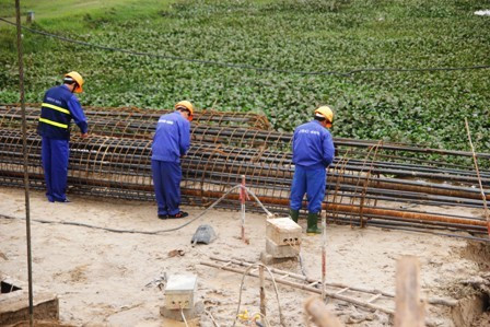 ... mặc dầu không được đón Tết cùng người thân, nhưng công nhân vẫn hăng say lao động