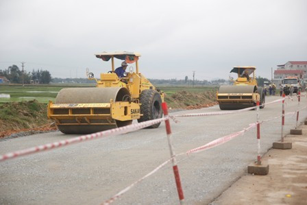 Cách đó một đoạn không xa, các cán bộ, công nhân Công ty CP 471 cũng làm việc say sưa...
