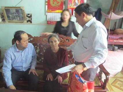 PHó Chủ tịch UBND tỉnh Lê Đình Sơn thăm và tặng quà bà Phan Thị Chiu(xã Đức Lĩnh)- mẹ của 2 liệt sỹ..