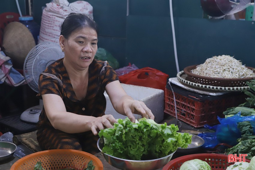 Được hỗ trợ vốn, bà Thanh yên tâm hơn với nghề bán rau củ tại chợ.