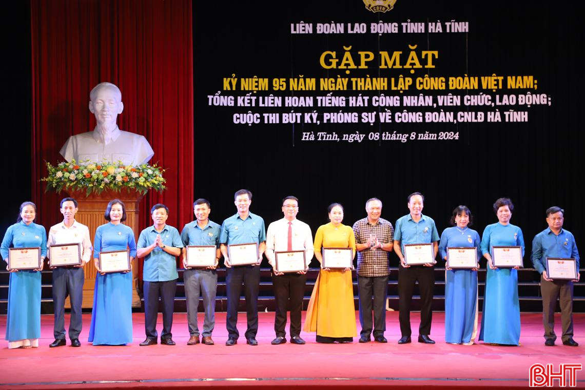 Trưởng ban Tổ chức Tỉnh ủy Võ Hồng Hải, Chủ tịch LĐLĐ tỉnh Nguyễn Văn Danh trao kỷ niệm chương cho các cá nhân.