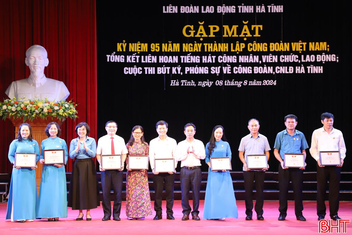 Tại buổi lễ, 25 cán bộ, đoàn viên có nhiều đóng góp cho hoạt động công đoàn và phong trào công nhân, lao động vinh dự được nhận kỷ niệm chương &quot;Vì sự nghiệp xây dựng tổ chức công đoàn&quot; của Tổng LĐLĐ Việt Nam. Trong ảnh: Phó Bí thư Thường trực Tỉnh ủy Trần Thế Dũng, Trưởng ban Tuyên giáo Tổng LĐLĐ Việt Nam Vũ Thị Giáng Hương trao kỷ niệm chương cho các cá nhân.