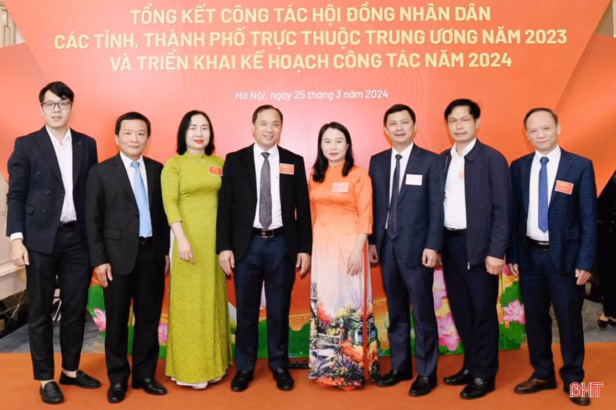 Bí thư Tỉnh ủy, Chủ tịch HĐND tỉnh Hoàng Trung Dũng, đại diện Thường trực HĐND, lãnh đạo UBND và các ban HĐND tỉnh bên lề hội nghị.