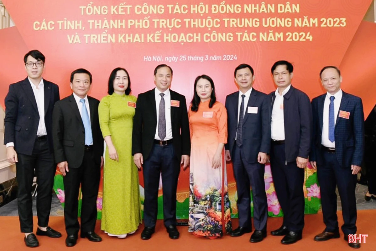 Bí thư Tỉnh ủy, Chủ tịch HĐND tỉnh Hoàng Trung Dũng, đại diện Thường trực HĐND, lãnh đạo UBND và các ban HĐND tỉnh bên lề hội nghị.