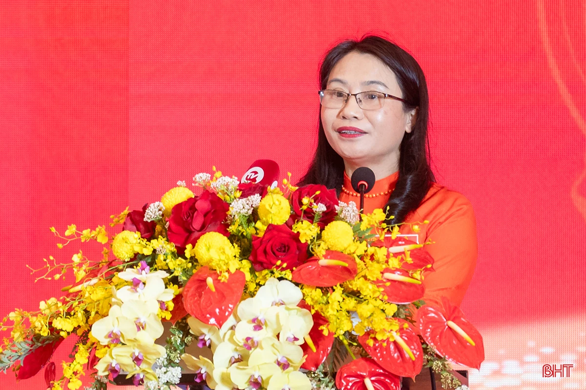 Trưởng ban Pháp chế HĐND tỉnh Nguyễn Thị Nhuần phát biểu.