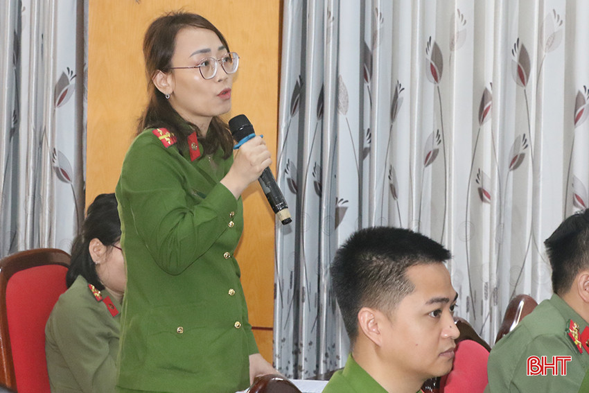 Một nữ cán bộ trình bày nội dung câu hỏi. Một nữ cán bộ trình bày nội dung câu hỏi.
