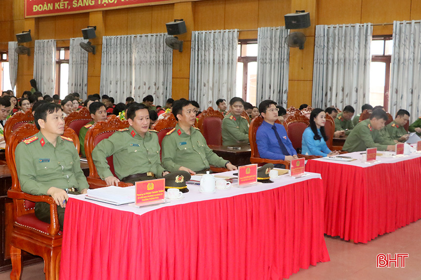 Đại biểu tham dự buổi lễ. 1.JPG