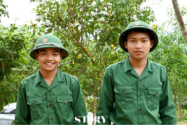 2 thanh niên dân tộc Chứt sẵn sàng tòng quân