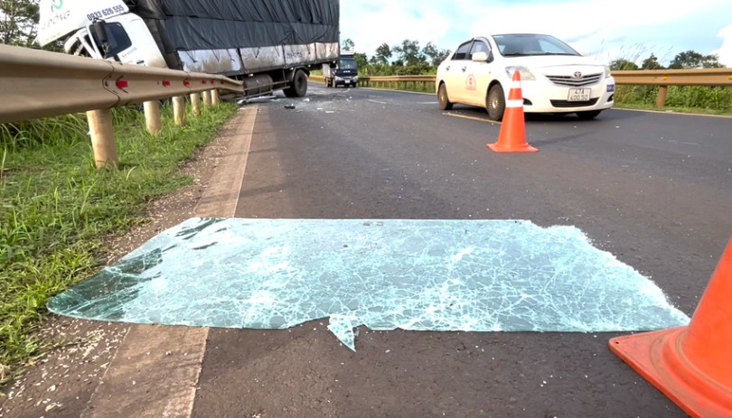 Hiện trường vụ tai nạn làm 13 người thương vong ở Đắk Lắk