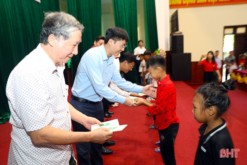 Trao 143 suất học bổng cho học sinh thị xã Kỳ Anh