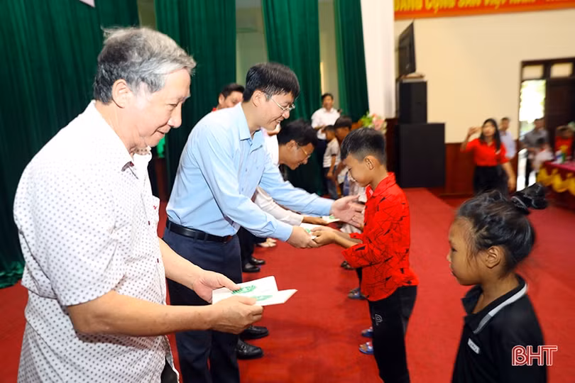 Trao 143 suất học bổng cho học sinh thị xã Kỳ Anh