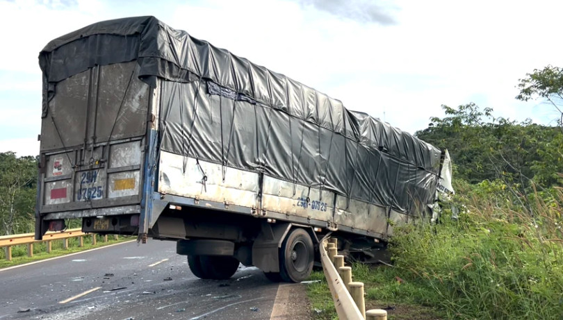 Hiện trường vụ tai nạn làm 13 người thương vong ở Đắk Lắk