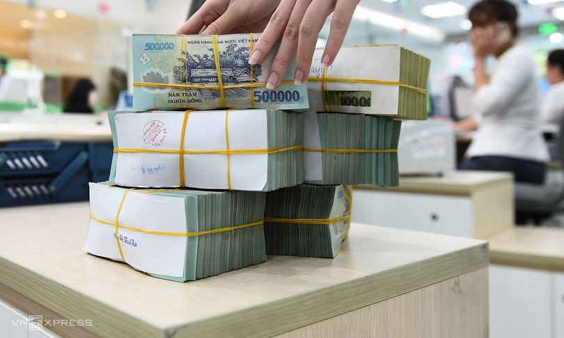 Vì sao lãi suất tiết kiệm xuống đáy?