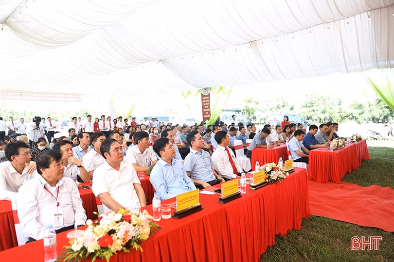 Agribank Chi nhánh Hà Tĩnh II trao sinh kế cho gia đình có hoàn cảnh khó khăn