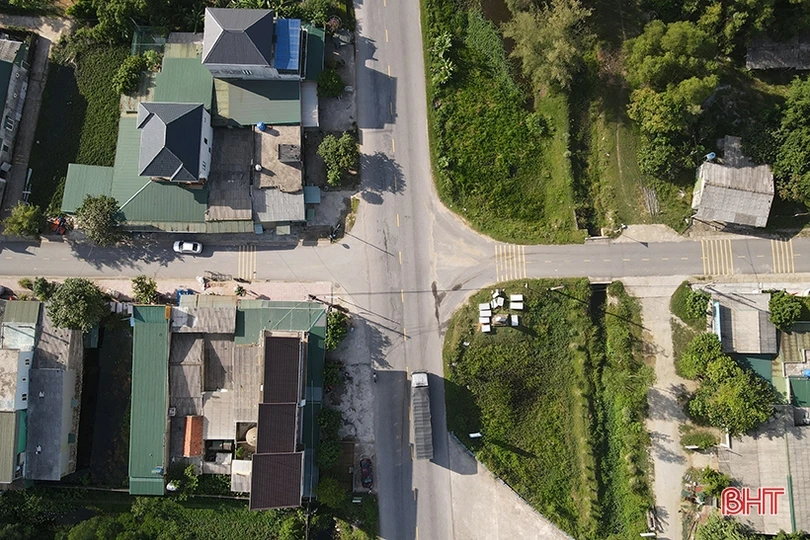 Bất an khi qua ngã tư QL15B với đường liên xã Tượng - Lạc