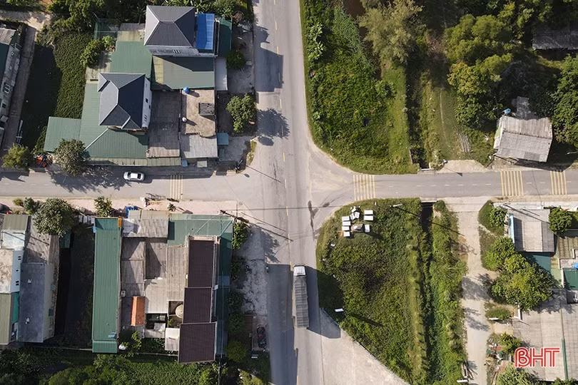 Bất an khi qua ngã tư QL15B với đường liên xã Tượng - Lạc