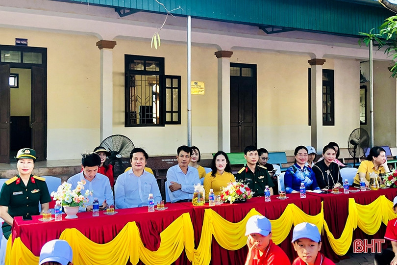 Trao tặng bộ sưu tập ảnh san hô cho các trường ven biển ở Hà Tĩnh