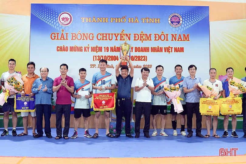 Hội Doanh nghiệp TP Hà Tĩnh vô địch giải bóng chuyền đệm đôi nam