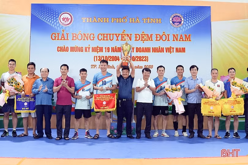 Hội Doanh nghiệp TP Hà Tĩnh vô địch giải bóng chuyền đệm đôi nam