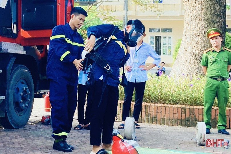 Học sinh miền núi tập làm lính cứu hỏa