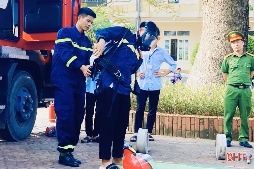 Học sinh miền núi tập làm lính cứu hỏa