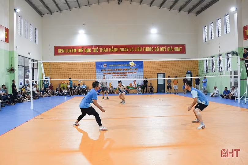 Hội Doanh nghiệp TP Hà Tĩnh vô địch giải bóng chuyền đệm đôi nam