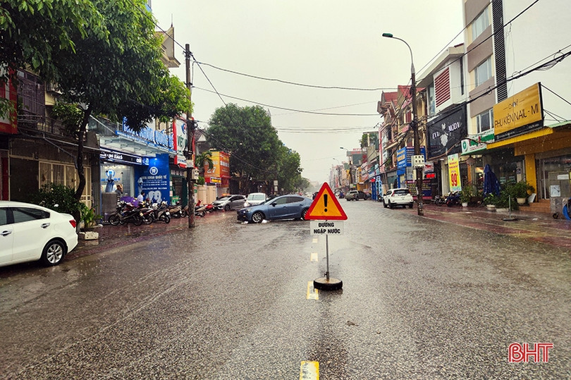 CSGT cảnh báo không di chuyển vào các tuyến đường ngập nước