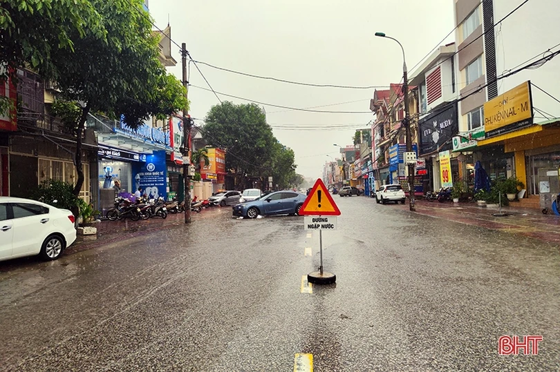 CSGT cảnh báo không di chuyển vào các tuyến đường ngập nước