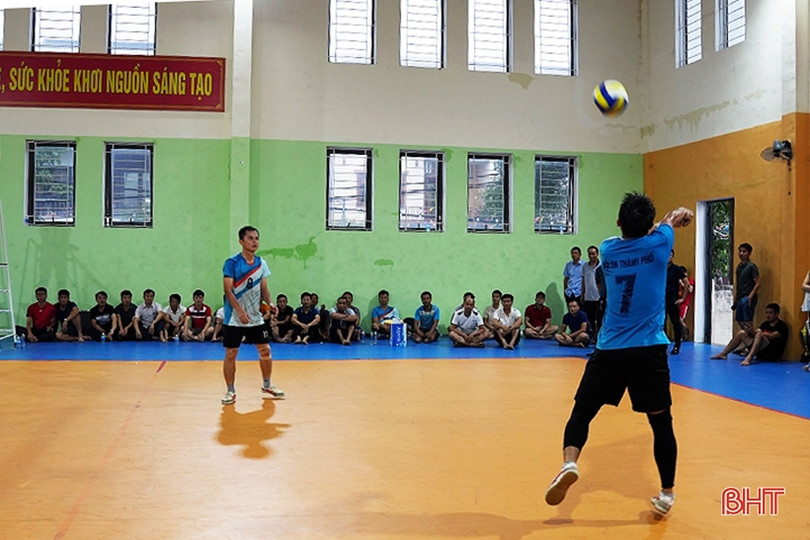 Hội Doanh nghiệp TP Hà Tĩnh vô địch giải bóng chuyền đệm đôi nam