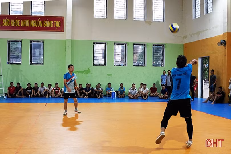 Hội Doanh nghiệp TP Hà Tĩnh vô địch giải bóng chuyền đệm đôi nam