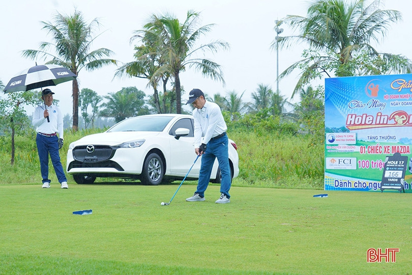 Giải Golf Hội Doanh nghiệp Đức Thọ huy động 1,15 tỷ đồng hỗ trợ học sinh nghèo