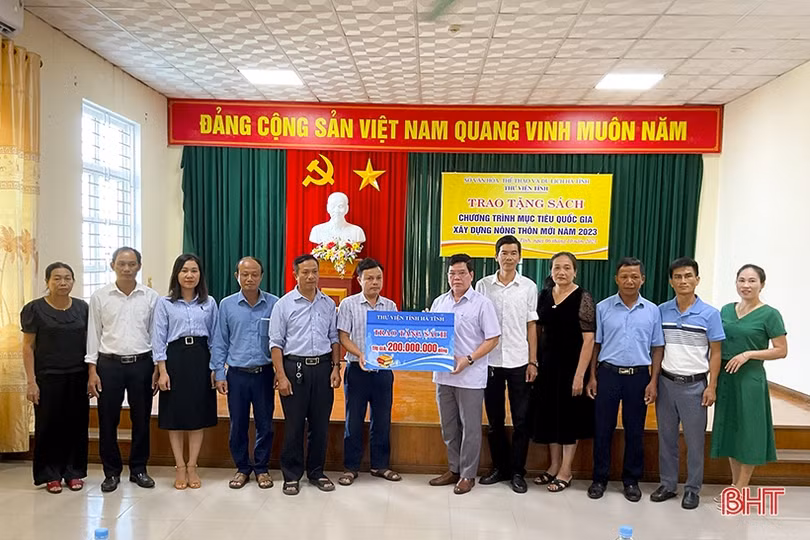 Thư viện Hà Tĩnh trao tặng 2.807 bản sách cho 13 nhà văn hóa cơ sở