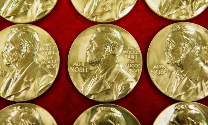 Quy tắc trao thưởng 3 người của giải Nobel gây tranh cãi