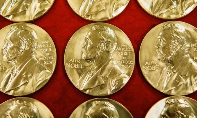 Quy tắc trao thưởng 3 người của giải Nobel gây tranh cãi